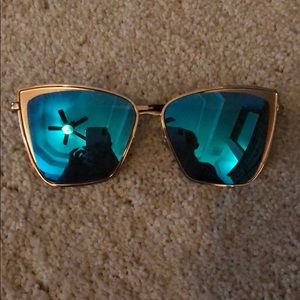 Gorgeous gold Diff sunglasses!